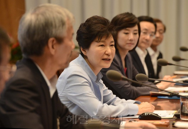 11일 오전 청와대에서 열린 수석비서관회의에서 박근혜대통령이 모두말씀을 하고 있다.  (2014 0811 청와대/국민=이동희기자)
11일 오전 청와대에서 열린 수석비서관회의에서 박근혜대통령이 모두말씀을 하고 있다.  (2014 0811 청와대/국민=이동희기자)