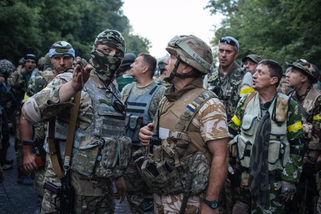 Ukrainian soldiers are briefed by a commander before fighting commences against militants near Ilovaysk town, outside Donetsk, Ukraine, Sunday.   EPA-Yonhap