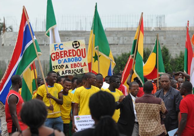Players of the FC Gberedou Abobo soccer team pose with a sign reading “Stop Ebola in Africa” prior to a tournament near the Koumassi sports center in Abidjan on Sunday.   AFP-Yonhap