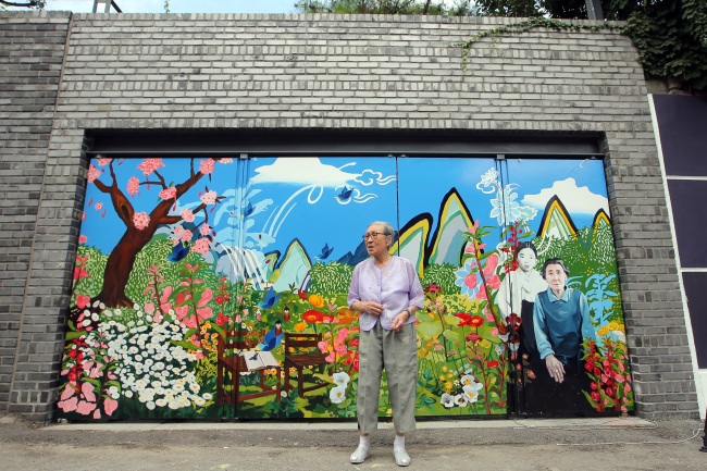 Kim Bok-dong, a victim of sexual slavery for soldiers during Japanese colonial rule, speaks during a special ceremony celebrating the completion of a peace-themed mural featuring the experience of the victims in front of the Museum of War and Women’s Human Rights in Seoul, Monday. The mural was created by some 400 volunteers in commemoration of Memorial Day for the victims, which falls on Aug. 14.    Yonhap