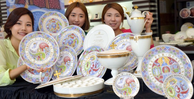 Hankook Chinaware on Monday displays the china it will supply to the Vatican to mark Pope Francis’ visit to South Korea later this week.   Kim Myung-sub/The Korea Herald