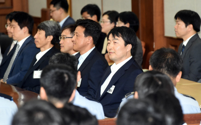 통합진보당 이석기 의원에 대한 내란 음모 사건 항소심 선고공판이 11일 서울 고등법원에서 개최됐다. 이석기 의원이 재판 시작을 기다리고 있다.<br />/사진공동취재단 20140811
통합진보당 이석기 의원에 대한 내란 음모 사건 항소심 선고공판이 11일 서울 고등법원에서 개최됐다. 이석기 의원이 재판 시작을 기다리고 있다.
/사진공동취재단 20140811