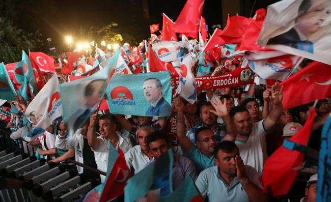 Supporters of Turkey's Prime Minister Tayyip Erdogan celebrate his victory in the presidential election vote in Ankara on August 10, 2014. (AFP-Yonhap)