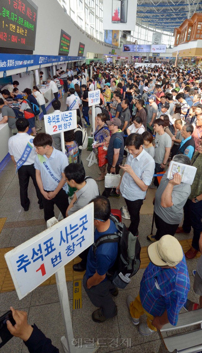 추석 열차 승차권 예매가 시작된 12일 오전 서울역에서 시민들이 줄서서 표를 사고 있다. 예매 대상은 9월 5일부터 11일까지 7일간 운행하는 무궁화호 이상 열차다. 노선 별로는 경부·경전·충북·경북선은 12일, 호남·전라·장항·중앙선은 13일이다.<br />김명섭 기자 msiron@heraldcorp.com
추석 열차 승차권 예매가 시작된 12일 오전 서울역에서 시민들이 줄서서 표를 사고 있다. 예매 대상은 9월 5일부터 11일까지 7일간 운행하는 무궁화호 이상 열차다. 노선 별로는 경부·경전·충북·경북선은 12일, 호남·전라·장항·중앙선은 13일이다.
김명섭 기자 msiron@heraldcorp.com
추석 열차 승차권 예매가 시작된 12일 오전 서울역에서 시민들이 줄서서 표를 사고 있다. 예매 대상은 9월 5일부터 11일까지 7일간 운행하는 무궁화호 이상 열차다. 노선 별로는 경부·경전·충북·경북선은 12일, 호남·전라·장항·중앙선은 13일이다.
김명섭 기자 msiron@heraldcorp.com
추석 열차 승차권 예매가 시작된 12일 오전 서울역에서 시민들이 줄서서 표를 사고 있다. 예매 대상은 9월 5일부터 11일까지 7일간 운행하는 무궁화호 이상 열차다. 노선 별로는 경부·경전·충북·경북선은 12일, 호남·전라·장항·중앙선은 13일이다.
김명섭 기자 msiron@heraldcorp.com