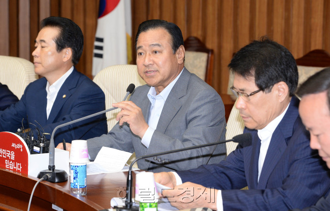 이완구 새누리당 원내대표가 12일 오전 국회에서 열린 원내대책회의에서 모두발언을 하고 있다.이길동기자.gdlee@heraldcorp.com
이완구 새누리당 원내대표가 12일 오전 국회에서 열린 원내대책회의에서 모두발언을 하고 있다.이길동기자.gdlee@heraldcorp.com