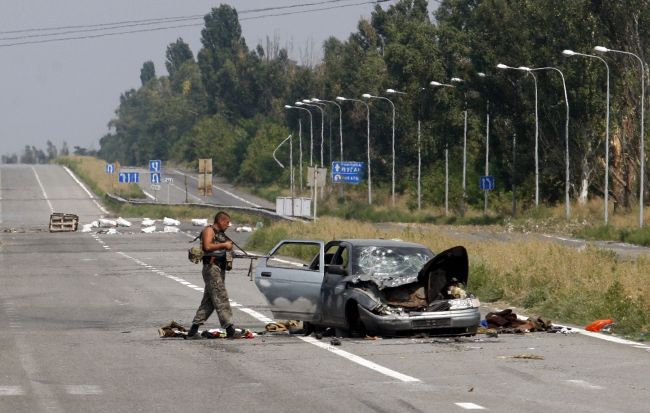 A Ukrainian soldier walks near a damaged car that was used by pro-Russian militants who tried to break through a checkpoint set up by Ukrainian forces near the eastern Ukrainian city of Donetsk on Monday.
AFP-Yonhap