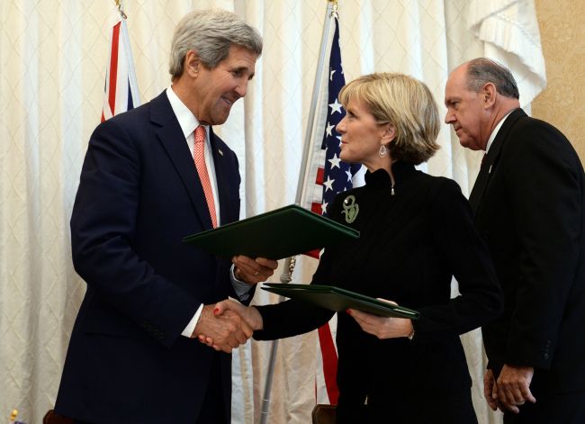 Australian Foreign Minister Julie Bishop (center) shakes hands with U.S. Secretary of State John Kerry after signing a Force Posture Agreement at Admiralty House in Sydney on Tuesday.   AFP-Yonhap