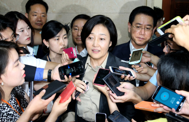 New Politics Alliance for Democracy interim chief Rep. Park Young-sun is surrounded by reporters on Monday after her meeting with the ruling Saenuri Party’s floor leader at the National Assembly.   Yonhap