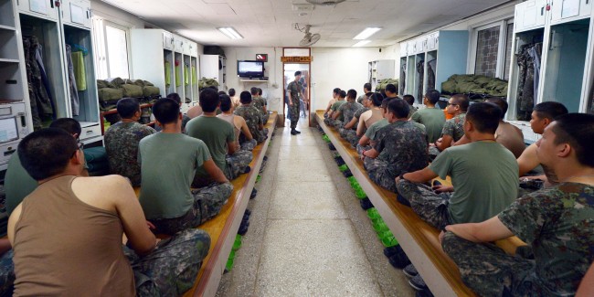 윤일병 사망사건과 28사단 소속 관심사병 2명이 휴가를 나와 숨진 채 발견된 가운데 12일  28사단 사고부대에서 장병들이 인권교육을 받고 있다.