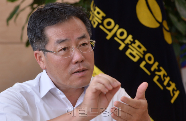 정승 식약처장 인터뷰.<br />오송=이상섭기자. babtong@heraldcorp.com
정승 식약처장 인터뷰.
오송=이상섭기자. babtong@heraldcorp.com