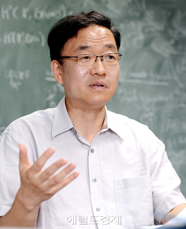 황준목 교수. 세계 수학자대회 기조연설. 박현구 기자phko@heraldcorp.com/2014.08.11
황준목 교수. 세계 수학자대회 기조연설. 박현구 기자phko@heraldcorp.com/2014.08.11
황준목 교수. 세계 수학자대회 기조연설. 박현구 기자phko@heraldcorp.com/2014.08.11
황준목 교수. 세계 수학자대회 기조연설. 박현구 기자phko@heraldcorp.com/2014.08.11