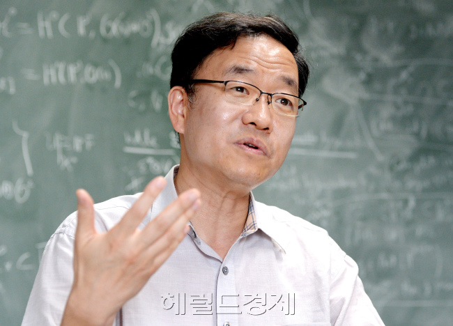 황준목 교수. 세계 수학자대회 기조연설. 박현구 기자phko@heraldcorp.com/2014.08.11
황준목 교수. 세계 수학자대회 기조연설. 박현구 기자phko@heraldcorp.com/2014.08.11
황준목 교수. 세계 수학자대회 기조연설. 박현구 기자phko@heraldcorp.com/2014.08.11
황준목 교수. 세계 수학자대회 기조연설. 박현구 기자phko@heraldcorp.com/2014.08.11
