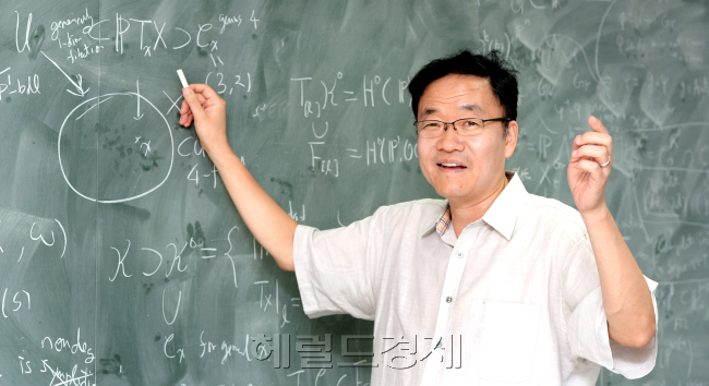 황준목 교수. 세계 수학자대회 기조연설. 박현구 기자phko@heraldcorp.com/2014.08.11
황준목 교수. 세계 수학자대회 기조연설. 박현구 기자phko@heraldcorp.com/2014.08.11
황준목 교수. 세계 수학자대회 기조연설. 박현구 기자phko@heraldcorp.com/2014.08.11
황준목 교수. 세계 수학자대회 기조연설. 박현구 기자phko@heraldcorp.com/2014.08.11