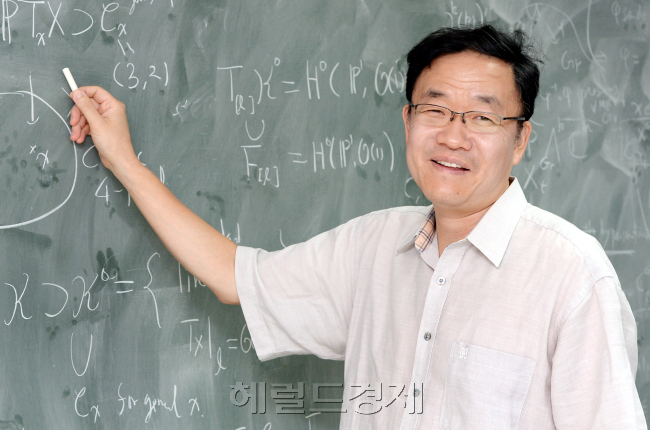 황준목 교수. 세계 수학자대회 기조연설. 박현구 기자phko@heraldcorp.com/2014.08.11
황준목 교수. 세계 수학자대회 기조연설. 박현구 기자phko@heraldcorp.com/2014.08.11
황준목 교수. 세계 수학자대회 기조연설. 박현구 기자phko@heraldcorp.com/2014.08.11
황준목 교수. 세계 수학자대회 기조연설. 박현구 기자phko@heraldcorp.com/2014.08.11