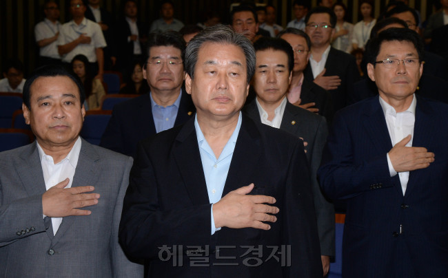 김무성 새누리당 대표가 13일 오전  새정치민주연합 세월호 특별법 합의 파기에 대한 후속대책을 논의하기 위해 국회에서 열린 의원총회에서 참석 국민의례를 하고 있다.이길동기자.gdlee@heraldcorp.com
김무성 새누리당 대표가 13일 오전  새정치민주연합 세월호 특별법 합의 파기에 대한 후속대책을 논의하기 위해 국회에서 열린 의원총회에서 참석 국민의례를 하고 있다.이길동기자.gdlee@heraldcorp.com
김무성 새누리당 대표가 13일 오전  새정치민주연합 세월호 특별법 합의 파기에 대한 후속대책을 논의하기 위해 국회에서 열린 의원총회에서 참석 국민의례를 하고 있다.이길동기자.gdlee@heraldcorp.com