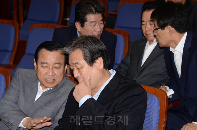 김무성 새누리당 대표( 앞줄 오른쪽)가 13일 오전  새정치민주연합 세월호 특별법 합의 파기에 대한 후속대책을 논의하기 위해 국회에서 열린 의원총회에서 이완구 원내대표와 이야기를 하고 있다.이길동기자.gdlee@heraldcorp.com
김무성 새누리당 대표( 앞줄 오른쪽)가 13일 오전  새정치민주연합 세월호 특별법 합의 파기에 대한 후속대책을 논의하기 위해 국회에서 열린 의원총회에서 이완구 원내대표와 이야기를 하고 있다.이길동기자.gdlee@heraldcorp.com
새누리당 의원들이 13일 오전 국회에서 열린 긴급 의원총회에 참석해 새정치민주연합의 세월호특별법 처리 합의 파기에 대한 후속대책을 논의하고 있다.    이길동 기자/gdlee@