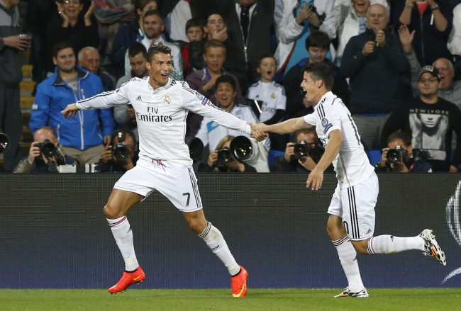 Real Madrid’s Cristiano Ronaldo (left) celebrates his goal against Sevilla on Tuesday.   AP-Yonhap