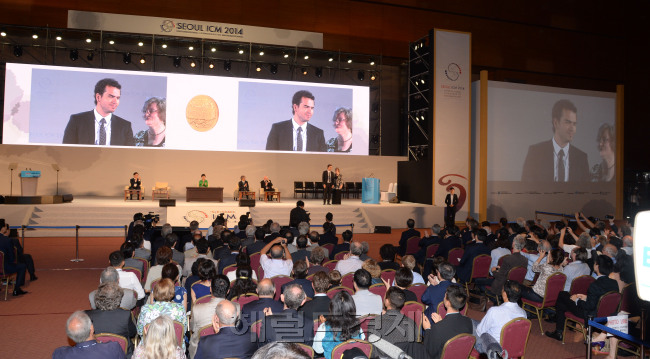 전 세계 수학자들이 참여해 4년마다 개최되는 수학계의 올림픽인 세계수학자대회(ICM. International Congress of Mathematicians)가 박근혜 대통령이 참석한 가운데  서울 코엑스에서 13일 오전 개막식을 갖고 있다. 박현구 기자phko@heraldm.com/2014.08.13
전 세계 수학자들이 참여해 4년마다 개최되는 수학계의 올림픽인 세계수학자대회(ICM. International Congress of Mathematicians)가 박근혜 대통령이 참석한 가운데  서울 코엑스에서 13일 오전 개막식을 갖고 있다. 박현구 기자phko@heraldm.com/2014.08.13