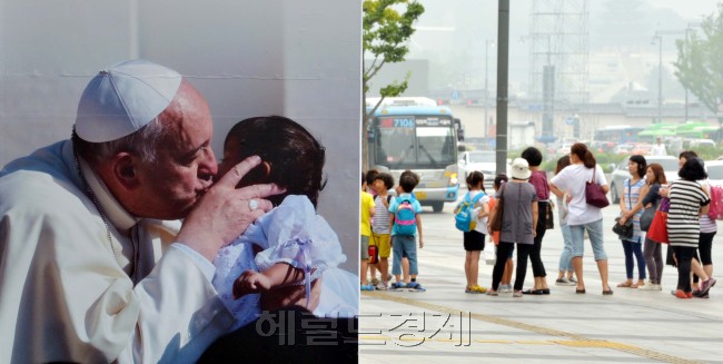 프란치스코 교황 방한을 앞두고 13일 오전 교황 방한 기념사진전이 열리는 세종문화회관 앞으로 시민들이 지나고 있다.<br />김명섭 기자 msiron@heraldcorp.com
프란치스코 교황 방한을 앞두고 13일 오전 교황 방한 기념사진전이 열리는 세종문화회관 앞으로 시민들이 지나고 있다.
김명섭 기자 msiron@heraldcorp.com