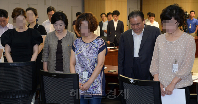 13일 오전 국회 의원회관에서 28사단 윤일병 사건 관련 군 인권문제 긴급토론회가 열리는 가운데 참석자들이 묵념을 하고 있다. 이날은 윤일병 유가족을 비롯해 군에서 사고로 희생된 장병들의 유가족들이 함께 참여 했다./ 안훈 기자 rosedale@ 2014.08.13
13일 오전 국회 의원회관에서 28사단 윤일병 사건 관련 군 인권문제 긴급토론회가 열리는 가운데 참석자들이 묵념을 하고 있다. 이날은 윤일병 유가족을 비롯해 군에서 사고로 희생된 장병들의 유가족들이 함께 참여 했다./ 안훈 기자 rosedale@ 2014.08.13
국회로 간 軍인권문제