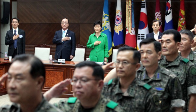 President Park Geun-hye and military leaders pledge allegiance to the national flag as a meeting of top commanders begins at the Ministry of National Defense in Seoul on Wednesday.   Park Hyun-koo/The Korea Herald