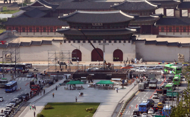 A cross stands on a stage for a papal Mass at Gwanghwamun Square, Seoul, Wednesday. Pope Francis will celebrate the Mass to beatify 124 Korean martyrs on Saturday.   Yonhap