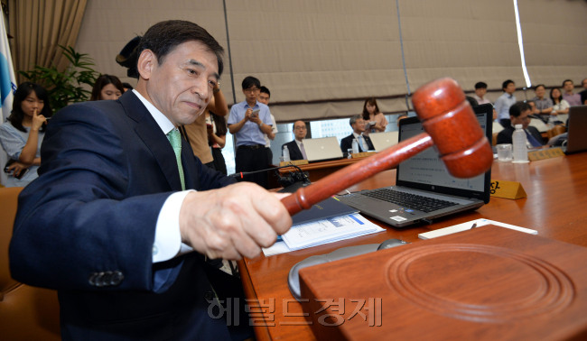 14일 서울 한국은행본관에서 열린 금융통화위원회에 참석한 이주열 한은총재가 회의를 주재하고 있다. / 안훈 기자 rosedale@ 2014.08.14