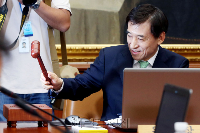 이주열 한국은행 총재가 14일 서울 남대문로 한은 본관에서 금융통화위원회를 개최, 본회의를 주재하며 의사봉을 두드리고 있다. 한은 금통위는 이날 기준금리를 0.25%포인트 내렸다. 정부가 추경을 편성한 직후인 작년 5월 2.75%에서 2.50%로 기준금리를 내리고서 15개월만의 기준금리 조정이다.  안훈 기자/rosedale@heraldcorp.com
