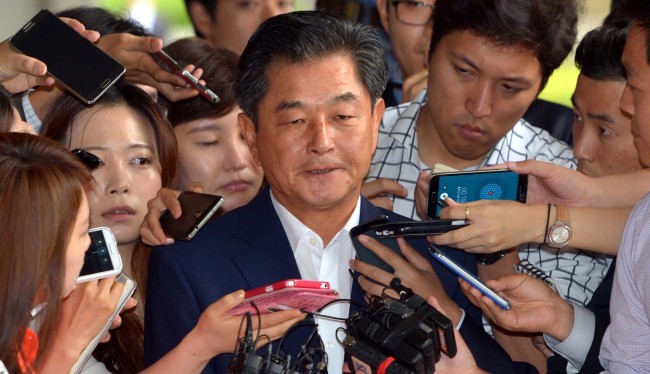 New Politics Alliance for Democracy’s Rep. Shin Hak-yong answers journalists’ questions before entering the Seoul Central District Prosecutors’ Office in southern Seoul on Thursday.   Kim Myung-sub/The Korea Herald
New Politics Alliance for Democracy’s Rep. Shin Hak-yong answers journalists’ questions before entering the Seoul Central District Prosecutors’ Office in southern Seoul on Thursday.   Kim Myung-sub/The Korea Herald