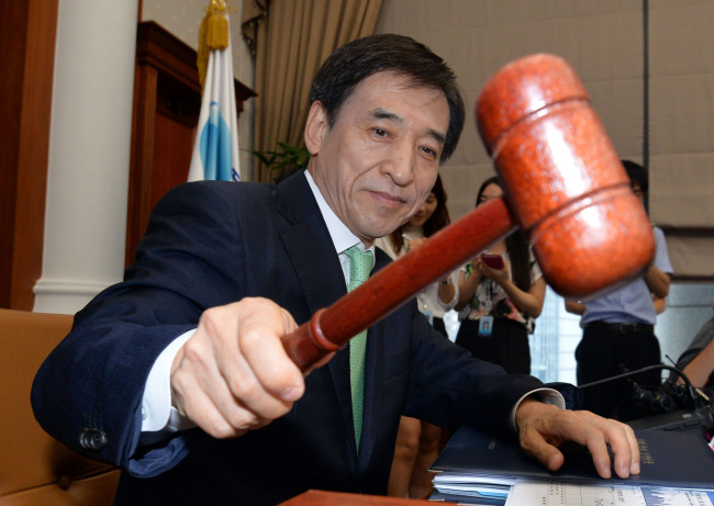 Bank of Korea Gov. Lee Ju-yeol presides over a rate-setting meeting on Thursday at the bank’s headquarters in downtown Seoul.   Ahn Hoon/The Korea Herald