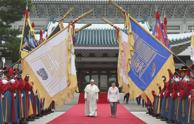 President Park Geun-hye and Pope Francis inspect the honor guard at the official welcoming ceremony at Cheong Wa Dae on Thursday.   Park Hyun-koo/The Korea Herald