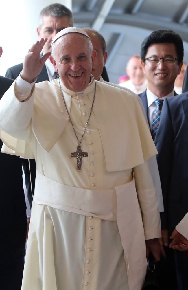 Pope Francis arrives at Daejeon Station Friday en route to the Daejeon World Cup Stadium to participate his first public Mass in Korea. (Yonhap)