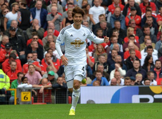 Swansea City midfielder Ki Sung-yueng celebrates his goal against Manchester United on Saturday.   AFP-Yonhap