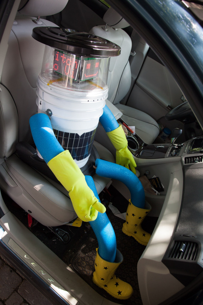 The hitchBOT rides in a car.
AP-Yonhap