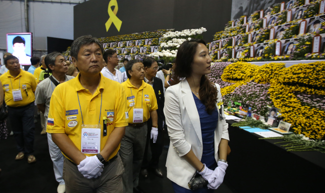 <YONHAP PHOTO-0434> 세월호 분향소 찾은 고려인 자동차 대장정 단원들 (안산=연합뉴스) 신영근 기자 = 17일 오전 경기도 안산시 단원구 세월호 희생자 정부 공식 합동분향소를 찾은 고려인 동포 자동차 대장정 김 에르네스 단장(왼쪽)과 단원들이 세월호 희생자를 위해 분향한 후 안식을 기원하고 있다. 이날 분향소를 찾은 고려인은 '고려인 이주 150주년'을 맞아 러시아~한반도 랠리 대장정에 나선 동포들로 지난 7월 7일 모스크바를 출발해 북한을 거쳐 16일 남한 땅을 밟았다. 2014.8.17 << 지방기사 참조 >> drops@yna.co.kr http://blog.yonhapnews.co.kr/geenang/2014-08-17 12:20:56/ <저작권자 ⓒ 1980-2014 ㈜연합뉴스. 무단 전재 재배포 금지.>
