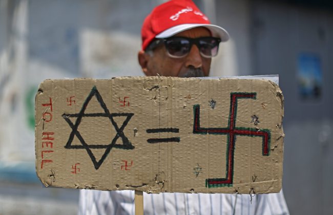 A Palestinian supporter of the Islamic militant movement of Hamas holds a sign during a rally against Egyptian government policy in the West Bank town of Ramallah on Friday.    EPA-Yonhap