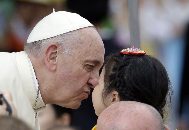 Pope Francis kisses a child upon his arrival for a mass concluding the 6th Asian Youth Day in Haemi, South Chungcheong Province, Sunday.
AFP-Yonhap