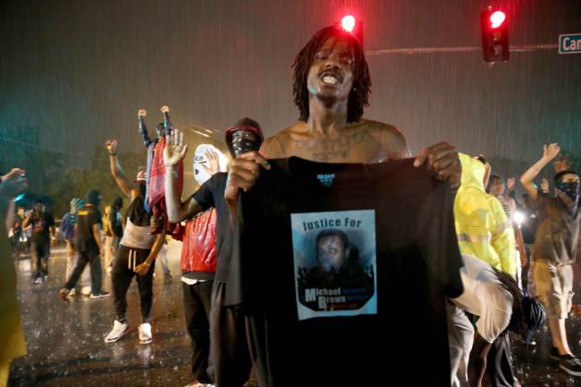 Demonstrators protesting the shooting death of Michael Brown gather together in Ferguson, Missouri, Saturday. (AFP-Yonhap)
