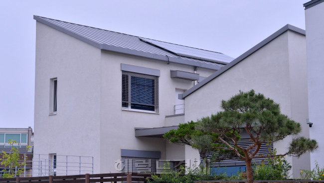 파주 패시브하우스.<br />이상섭 기자. babtong@heraldcorp.com
파주 패시브하우스.
이상섭 기자. babtong@heraldcorp.com