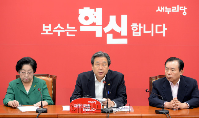 김무성 새누리당대표가 18일 오전 국회에서 열린 최고위원회의에서 모두발언을 하고 있다.이길동기자.gdlee@heraldcorp.com
김무성 새누리당대표가 18일 오전 국회에서 열린 최고위원회의에서 모두발언을 하고 있다.이길동기자.gdlee@heraldcorp.com