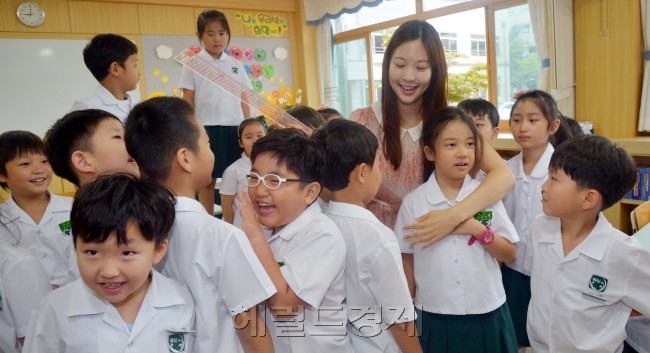 초등학교 여름방학 개학이 시작된 18일 오전 서울 성북구 성신초교에서 건강하게 방학을 보내고 온 아이들이 선생님과 키를 재며 즐거운 시간을 보내고 있다.<br />김명섭 기자 msiron@heraldcorp.com
초등학교 여름방학 개학이 시작된 18일 오전 서울 성북구 성신초교에서 건강하게 방학을 보내고 온 아이들이 선생님과 키를 재며 즐거운 시간을 보내고 있다.
김명섭 기자 msiron@heraldcorp.com
초등학교 여름방학 개학이 시작된 18일 오전 서울 성북구 성신초교에서 건강하게 방학을 보내고 온 아이들이 선생님과 키를 재며 즐거운 시간을 보내고 있다.
김명섭 기자 msiron@heraldcorp.com