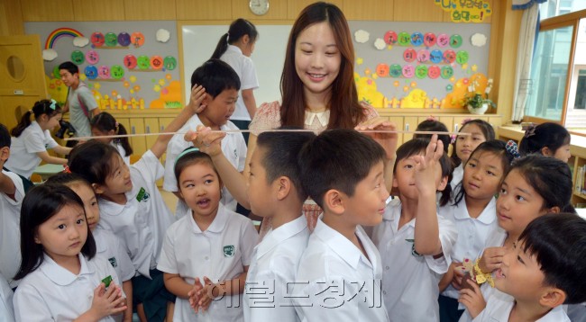 <포토>건강하게 여름 방학 보내고 개학맞는 아이들<br /><br />　초등학교 여름방학 개학이 시작된 18일 오전 서울 성북구 성신초교에서 건강하게 방학을 보내고 온 아이들이 선생님과 키를 재며 즐거운 시간을 보내고 있다.<br />　김명섭 기자 msiron@heraldcorp.com
<포토>건강하게 여름 방학 보내고 개학맞는 아이들
　초등학교 여름방학 개학이 시작된 18일 오전 서울 성북구 성신초교에서 건강하게 방학을 보내고 온 아이들이 선생님과 키를 재며 즐거운 시간을 보내고 있다.
　김명섭 기자 msiron@heraldcorp.com
<포토>건강하게 여름 방학 보내고 개학맞는 아이들
　초등학교 여름방학 개학이 시작된 18일 오전 서울 성북구 성신초교에서 건강하게 방학을 보내고 온 아이들이 선생님과 키를 재며 즐거운 시간을 보내고 있다.
　김명섭 기자 msiron@heraldcorp.com
누가누가 더 컸나?
