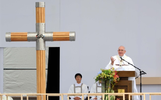 <YONHAP PHOTO-1077> <교황방한>아시아청년대회 폐막미사 집전 (서산 사진공동취재단=연합뉴스) 프란치스코 교황이 방한 나흘째인 17일 충남 서산 해미읍성에서 열린 아시아청년대회 폐막미사를 집전하고 있다. 2014.8.17 photo@yna.co.kr/2014-08-17 19:06:51/ <저작권자 ⓒ 1980-2014 ㈜연합뉴스. 무단 전재 재배포 금지.>
<YONHAP PHOTO-1077> <교황방한>아시아청년대회 폐막미사 집전 (서산 사진공동취재단=연합뉴스) 프란치스코 교황이 방한 나흘째인 17일 충남 서산 해미읍성에서 열린 아시아청년대회 폐막미사를 집전하고 있다. 2014.8.17 photo@yna.co.kr/2014-08-17 19:06:51/ <저작권자 ⓒ 1980-2014 ㈜연합뉴스. 무단 전재 재배포 금지.>