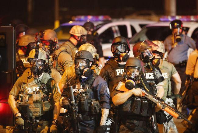 Police advance on demonstrators protesting the killing of teenager Michael Brown in Ferguson, Missouri, Sunday.   AFP-Yonhap