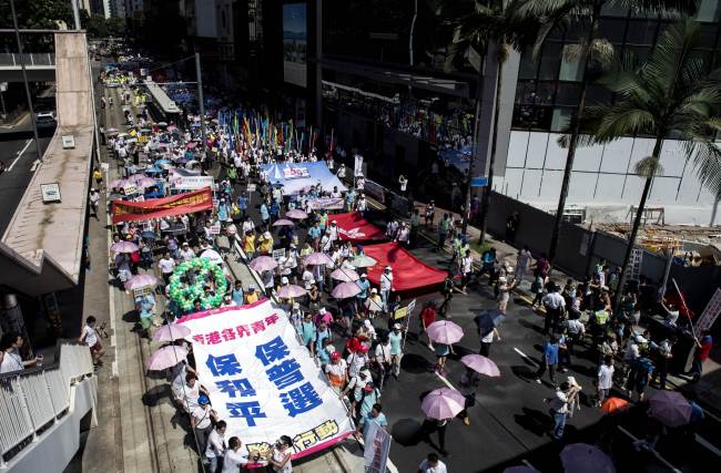 People take part in a pro-government rally in Hong Kong on Sunday.    AFP-Yonhap