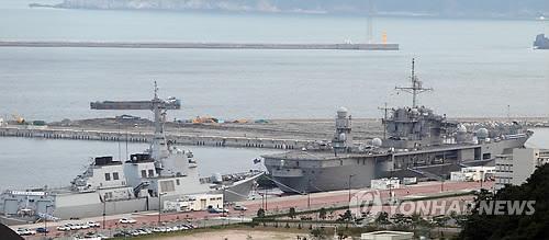 USS Blue Ridge (R), the command ship of the U.S. 7th Fleet, enters a naval base in South Korea's southern port city of Busan on Aug. 12, 2014, to join the Ulchi Freedom Guardian, an annual military exercise between the two nations. (Yonhap file photo)