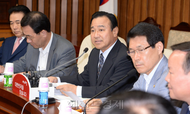 이완구 새누리당원내대표가 19일 오전 국회에서 열린 원내대책회의에서 모두발언을 하고 있다.이길동기자.gdlee@heraldcorp.com
이완구 새누리당원내대표가 19일 오전 국회에서 열린 원내대책회의에서 모두발언을 하고 있다.이길동기자.gdlee@heraldcorp.com