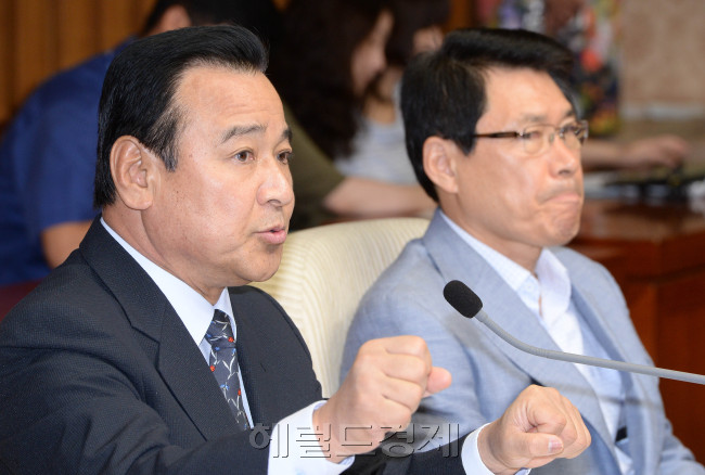이완구 새누리당원내대표가 19일 오전 국회에서 열린 원내대책회의에서 모두발언을 하고 있다.이길동기자.gdlee@heraldcorp.com
이완구 새누리당원내대표가 19일 오전 국회에서 열린 원내대책회의에서 모두발언을 하고 있다.이길동기자.gdlee@heraldcorp.com