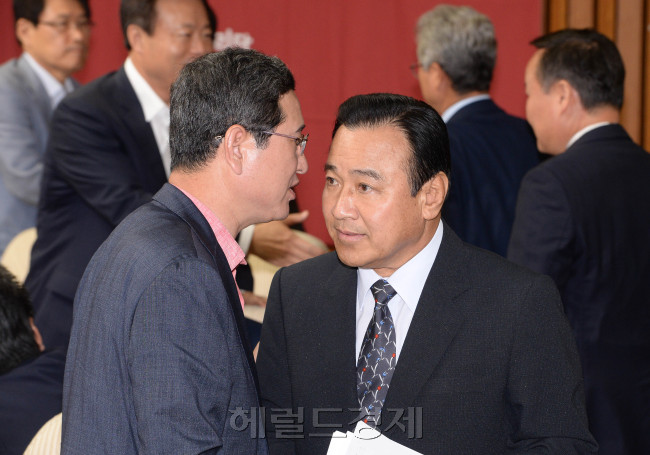 이완구 새누리당원내대표가 19일 오전 국회에서 열린 원내대책회의에서 김학용대표비서실장과 이야기를 하고 있다.이길동기자.gdlee@heraldcorp.com
이완구 새누리당원내대표가 19일 오전 국회에서 열린 원내대책회의에서 김학용대표비서실장과 이야기를 하고 있다.이길동기자.gdlee@heraldcorp.com