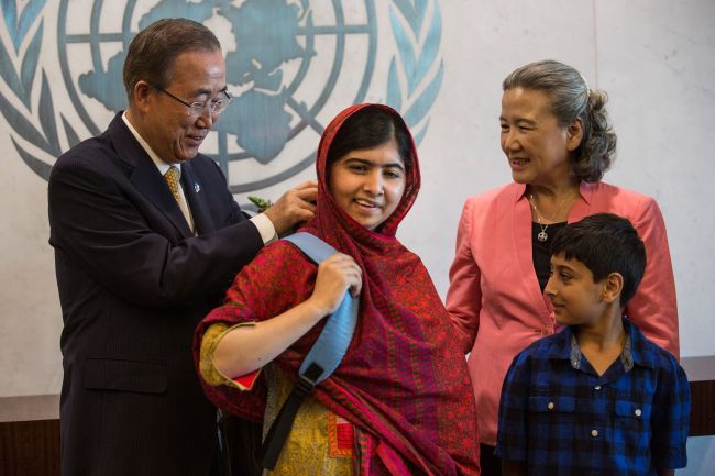 Malala Yousafzai (center), an education and women’s rights activist, is given a backpack from United Nations Secretary-General Ban Ki-moon (left) in New York City on Monday.   AFP-Yonhap